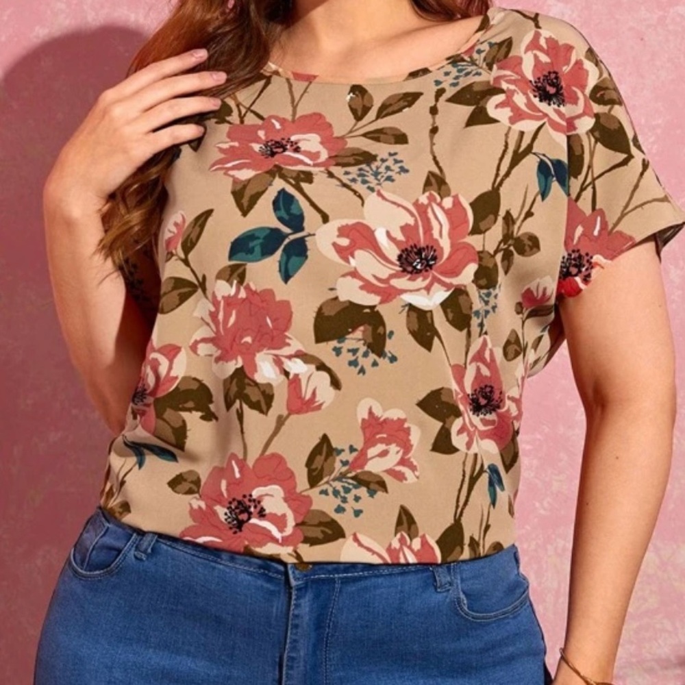 🌸Floral Short Sleeve Keyhole Back Blouse🌸 - Picture 2 of 4